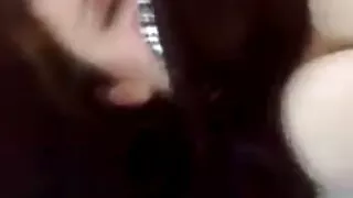 Патрульний поліцейський порно рогоносці часто пронизує брюнетку на кукані