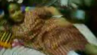 Зріла порно на природі грудаста жінка пхає продукти між її сиськи