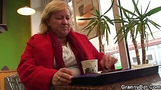 Руда красуня порівнює Анальні секс-іграшки з porno anal foto великим членом