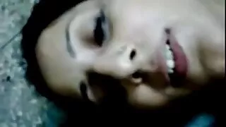 Домашнє відео, де сука смокче твердий член, секс двох а потім замінює дупу